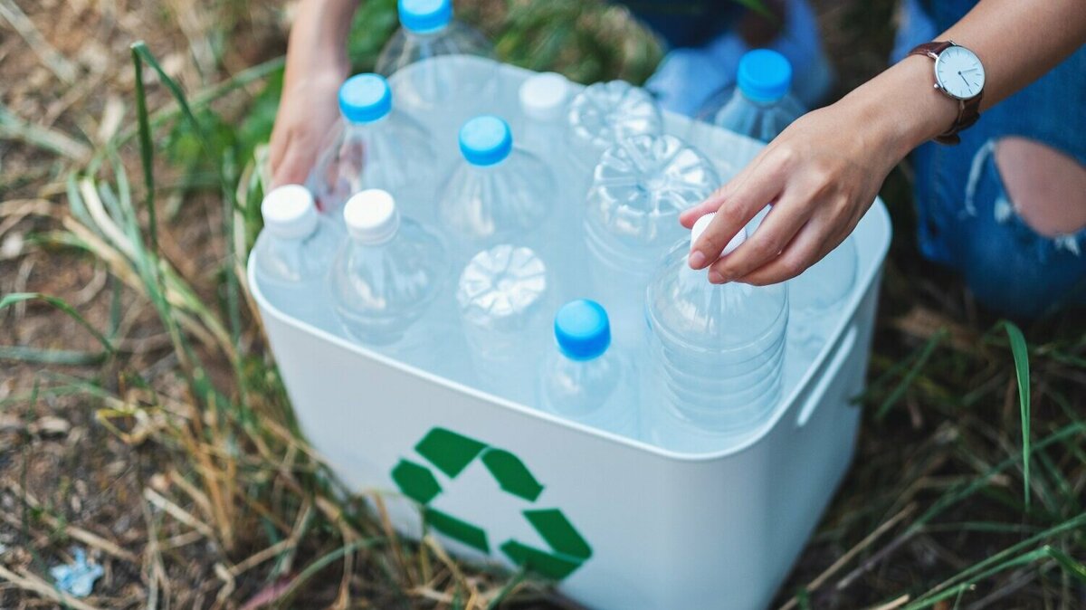 emmer met recycleflessen.jpg