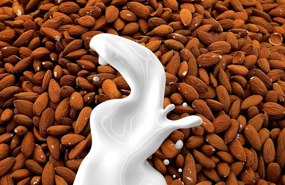 almond-milk-1623610_1920.jpg