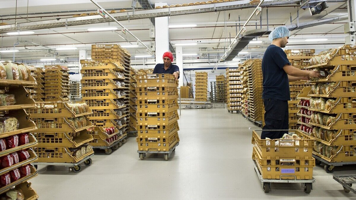 Verdeelstation met personeel 1 Visser Alphen aan de Rijn - Bron BakeFive Leusden.jpg