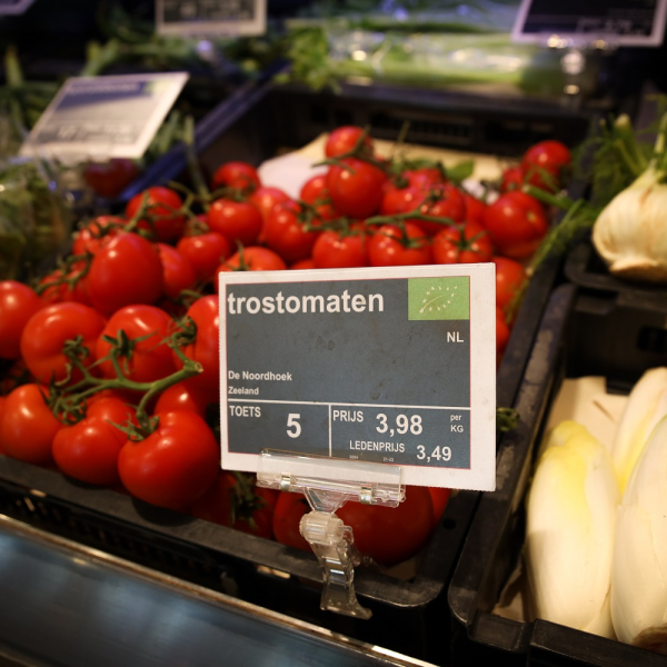 biologische tomaten in het schap keurmerk biologisch.jpg