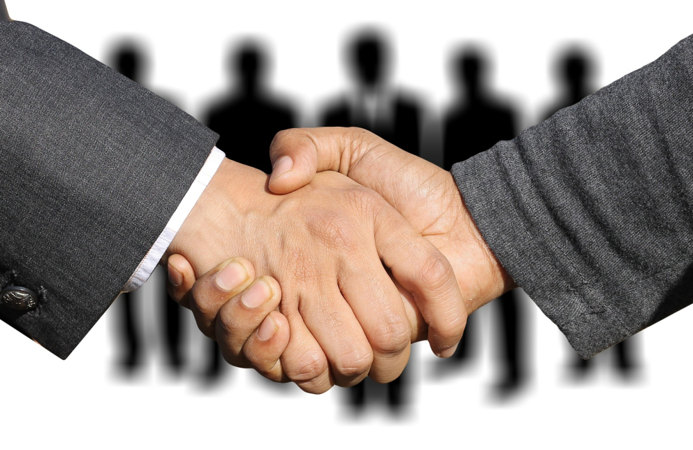 shaking-hands-3091908_1920.jpg
