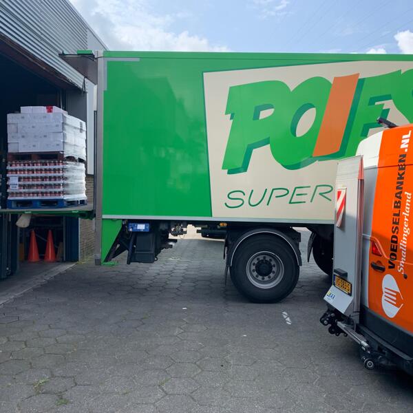 De vrachtwagen wordt gelost.jpeg