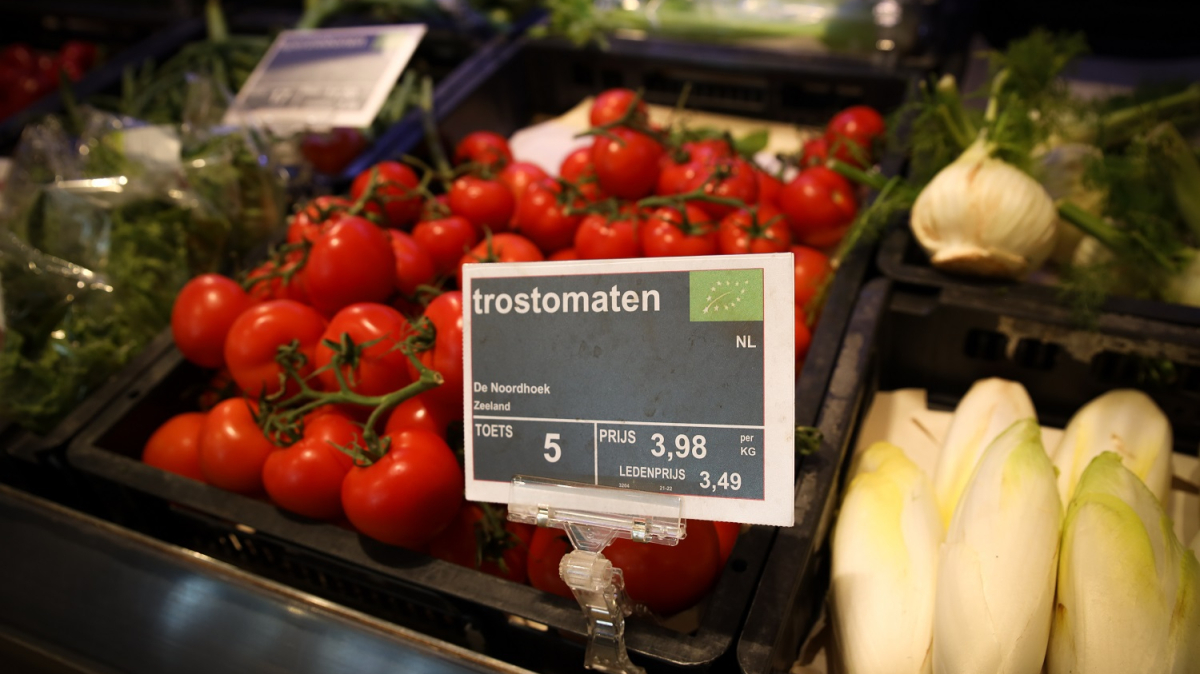 biologische tomaten in het schap keurmerk biologisch.jpg