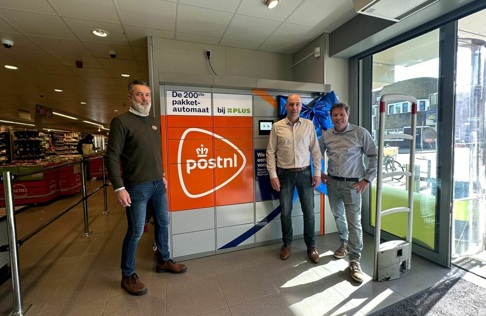 Pakketautomaat Gouda opening met personen.jpeg
