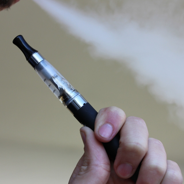 e-cigarette-ge08df67ce_1920.jpg