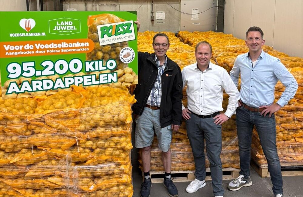 Foto 1 - Poiesz doneert 95.000 kilo aardappelen en € 37.658,20 aan de Voedselbank