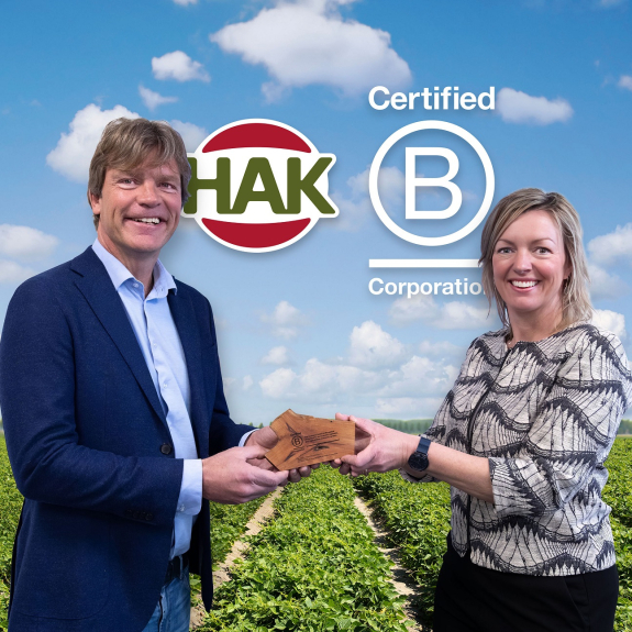 Timo-Hoogeboom-CEO-HAK-neemt-B-Corp-certificering-in-ontvangst-uit-handen-van-Tessa-van-Soest-directeur-van-B-Lab-Benelux.jpg