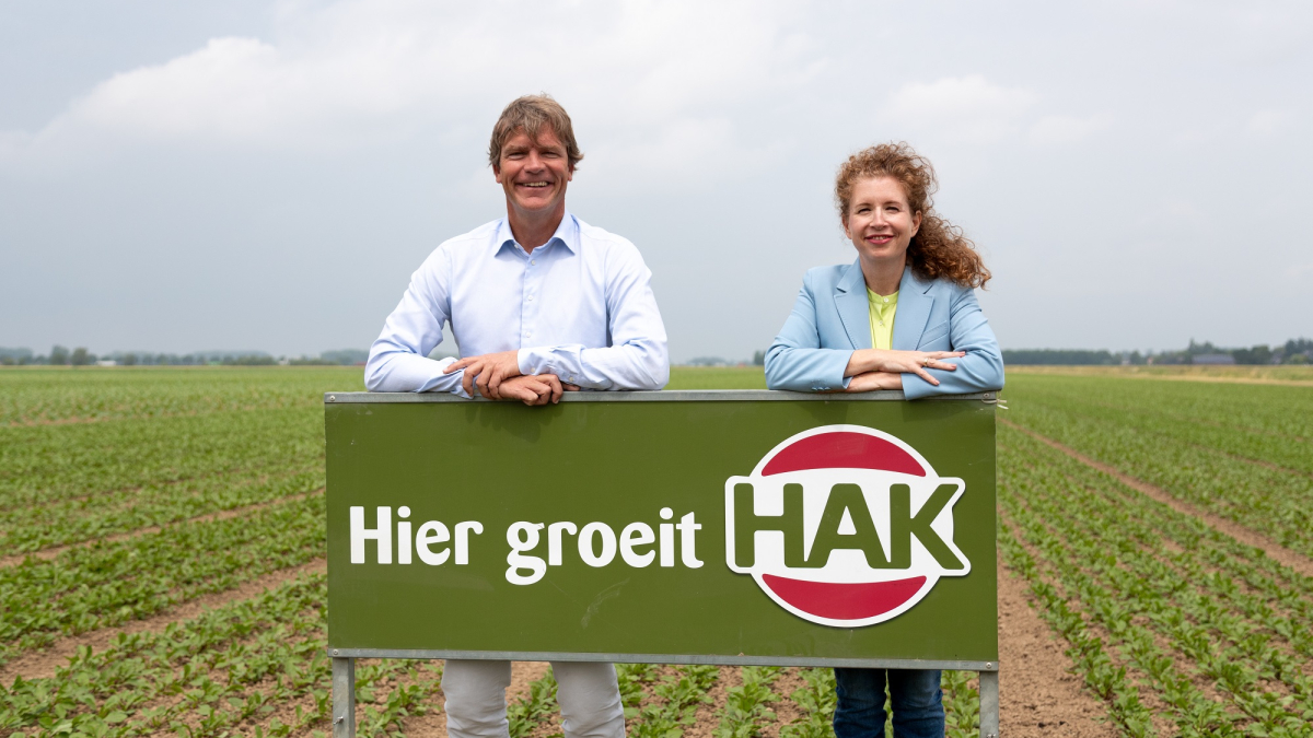 Huidige-CEO-van-NGGF-en-HAK-Timo-Hoogeboom-en-opvolger-Nicole-Freid-in-het-biologische-bietenveld.jpg