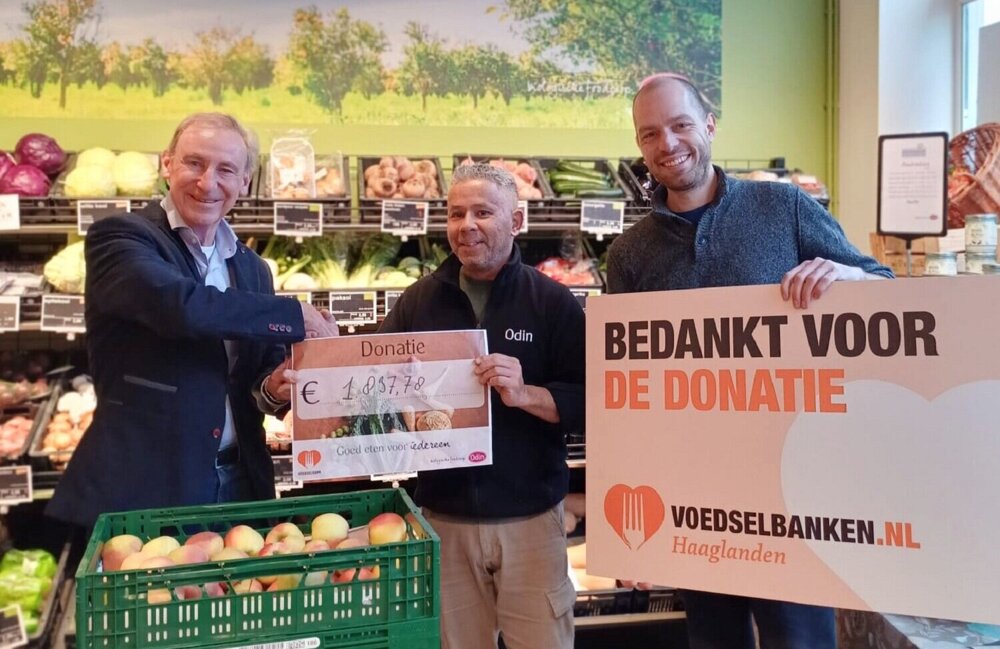 bedrijfsleider Geert Knoester van winkel Den Haag Bankastraat overhandigt een cheque van 1837 aan voedselbank Haaglanden bewerkt.jpg
