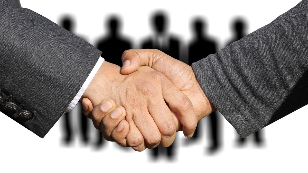 shaking-hands-3091908_1920.jpg