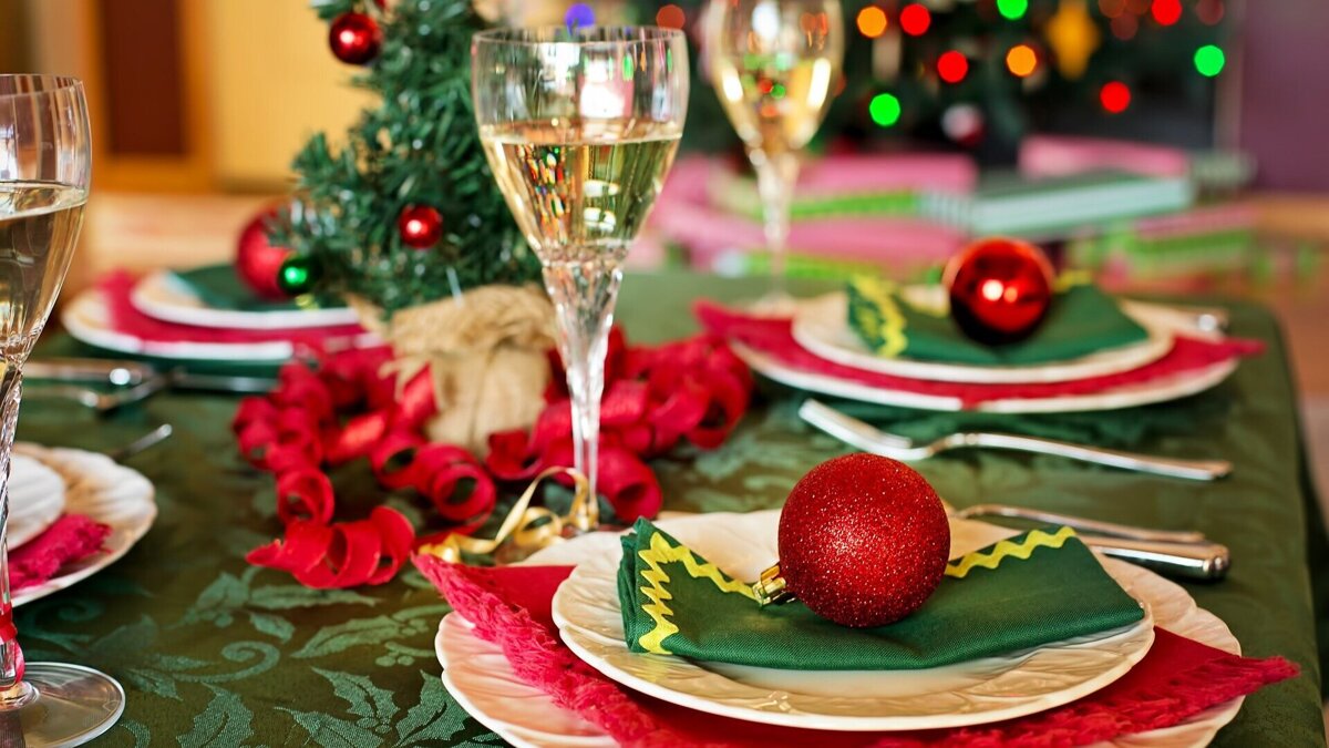 christmas-table-1909796_1920.jpg