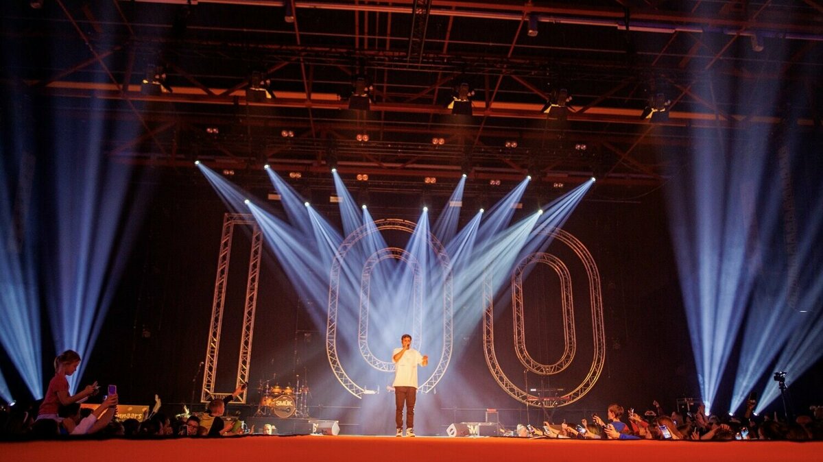 Flemming brengt de sfeer er goed in tijdens het gala ter afsluiting van de 19e Jeugd Sponsor Actie_1.jpg