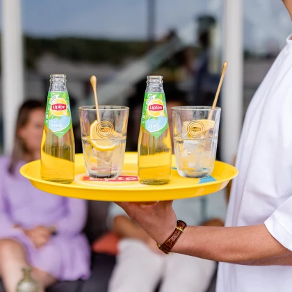 Lipton op het terras.png