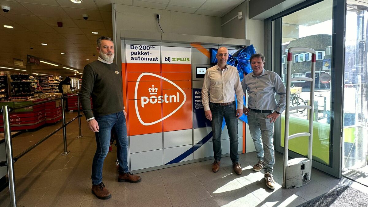 Pakketautomaat Gouda opening met personen.jpeg