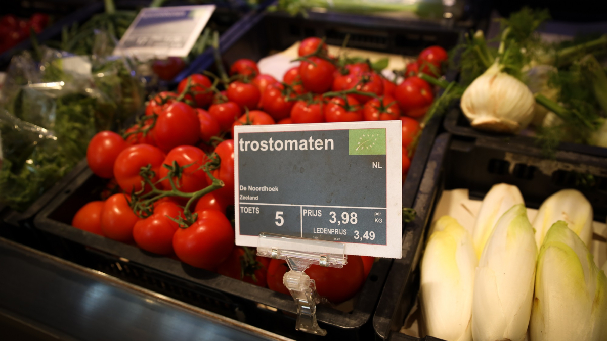 biologische tomaten in het schap keurmerk biologisch.jpg