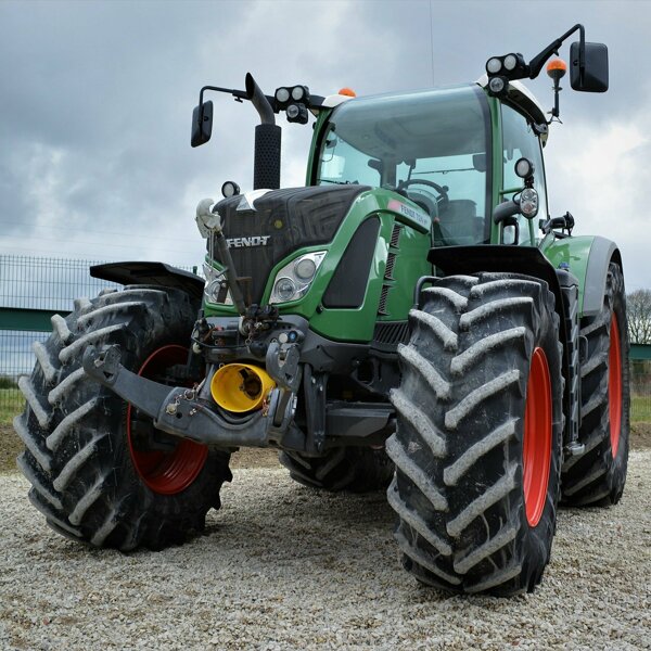 fendt-3369617_1920.jpg