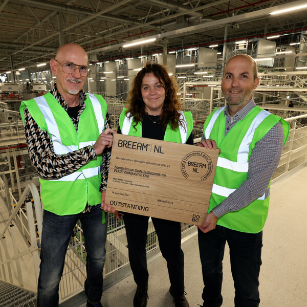 Afbeelding uitreiking BREEAM-NL certificaat.jpg