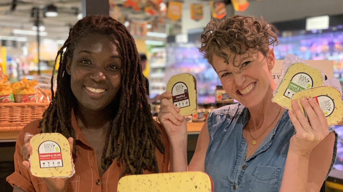 Jobien Groen & Maxine Agyeman met de nieuwe Max&Bien productlijn bij de Jumbo.jpg