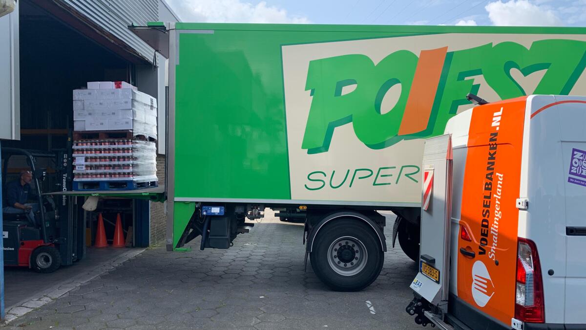 De vrachtwagen wordt gelost.jpeg