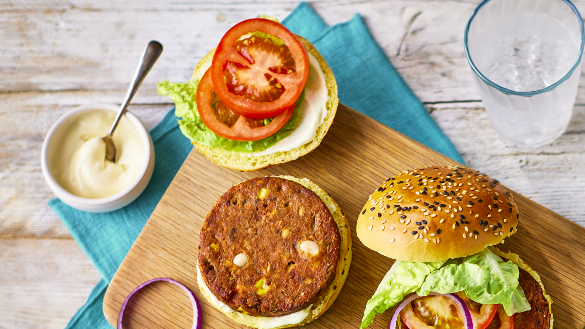 Beanz Burgerz Veggie Mediterrane Stijl lifestyle image.png