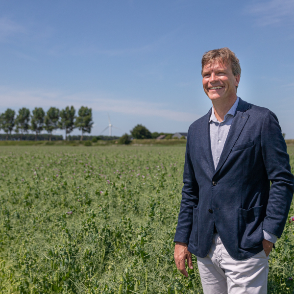 Timo-Hoogeboom-staat-op-de-akker.jpg