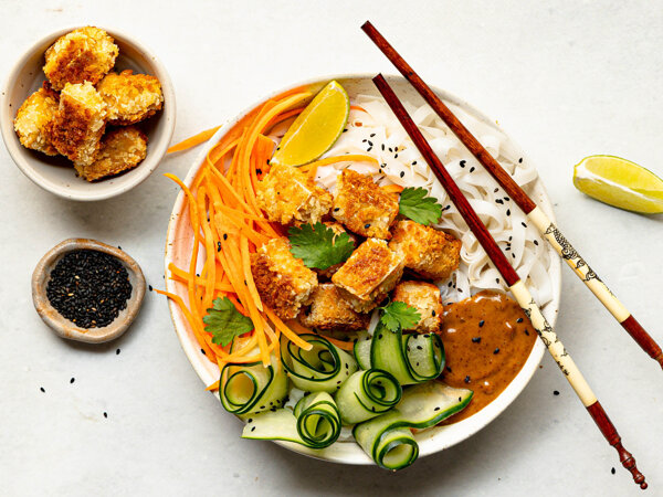 Fotocredit_ De Hippe Vegetariër - Stevige Tofu - Noodlebowl liggend.jpg