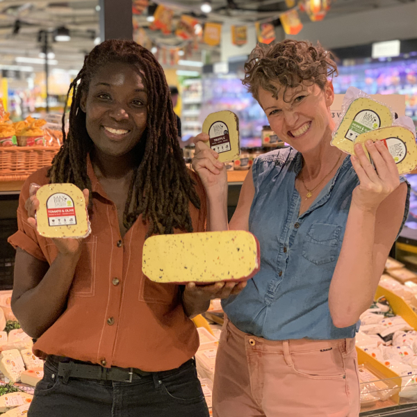 Jobien Groen & Maxine Agyeman met de nieuwe Max&Bien productlijn bij de Jumbo.jpg