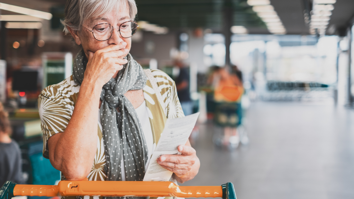 vrouw schrikt van bon inflatie supermarkt winkelen.jpg