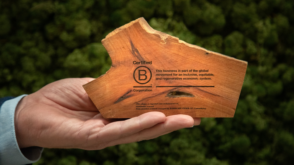 B-Corp-Certificering-in-hand.jpg
