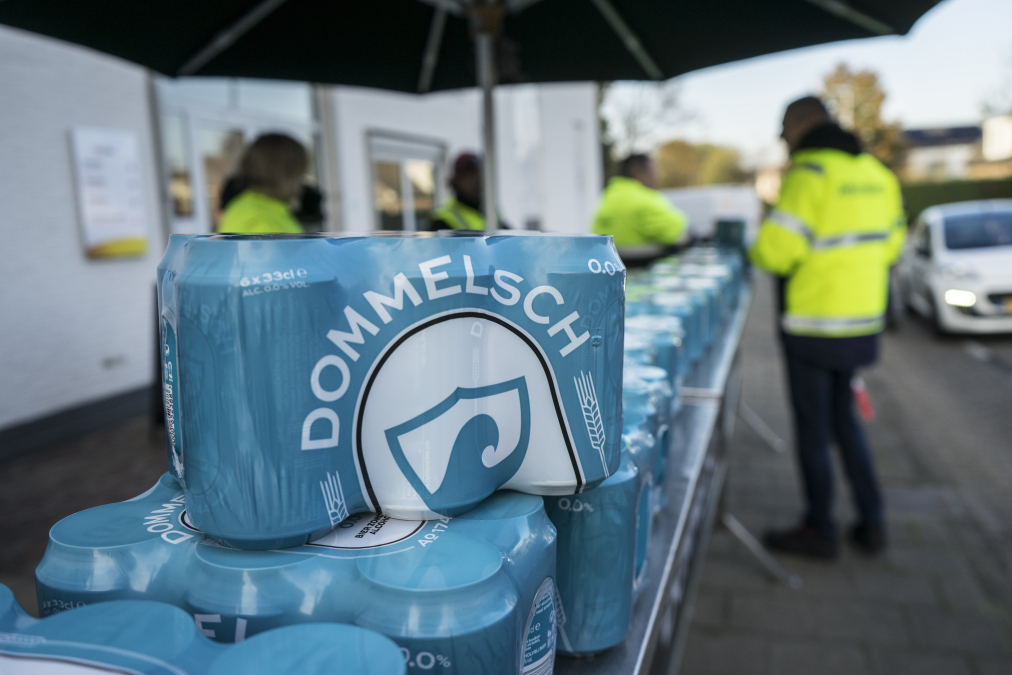 rondje-van-de-brouwerij-dommelsch-fans-18-getrakteerd-op-gratis-sixpack-dommelsch-00.jpg