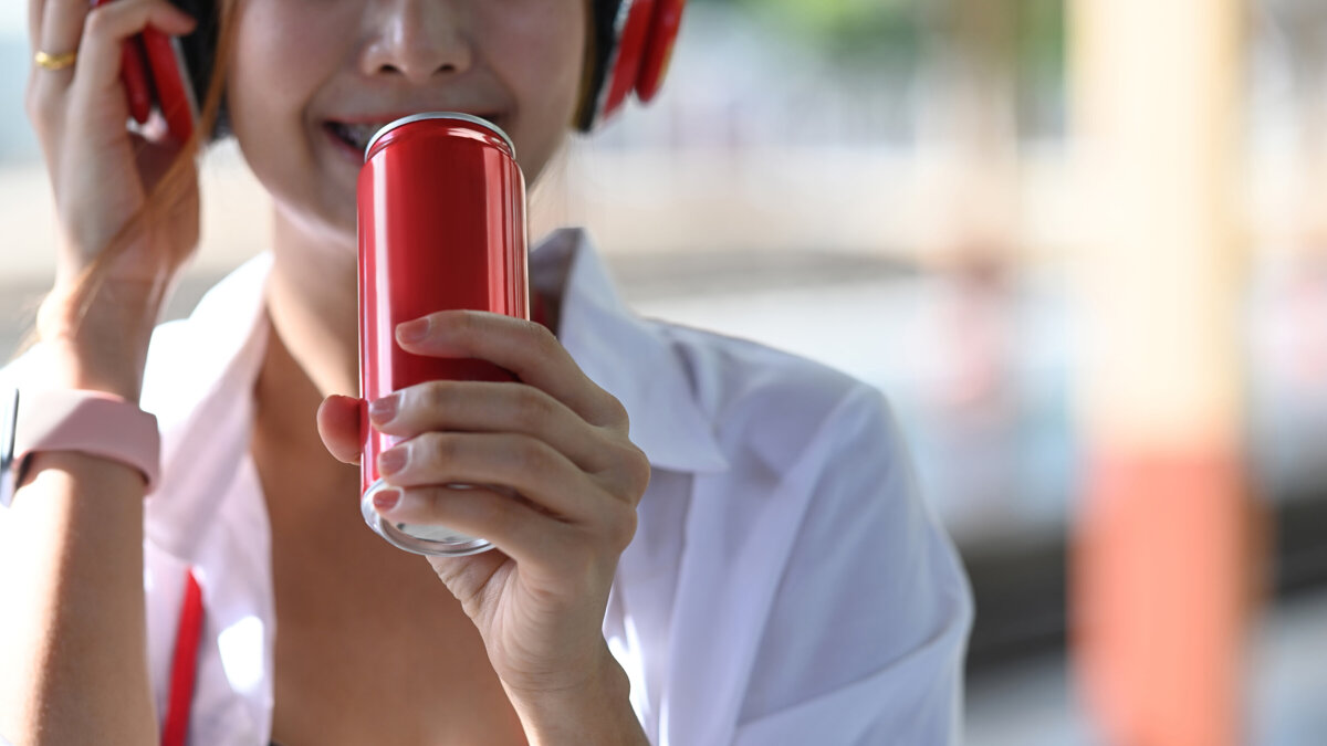 Klant met blikje fris.jpg