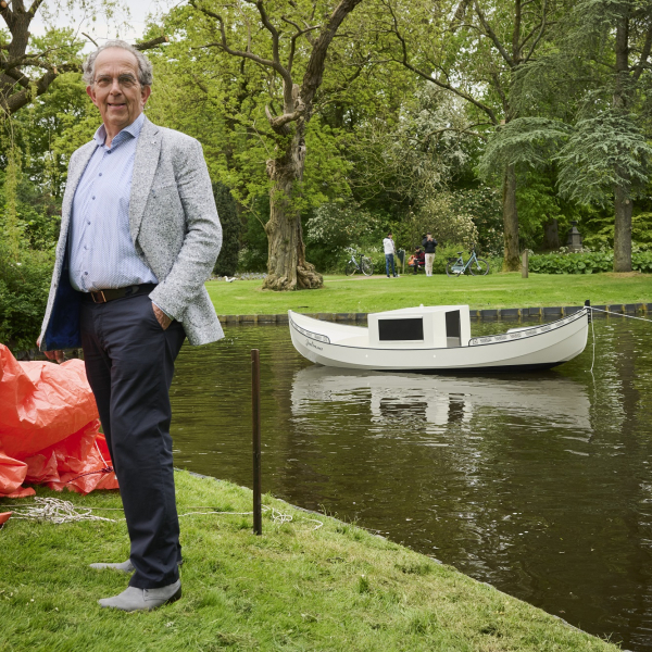 1. Wim Poiesz bij de net onthulde Julianagondel in het Sneker Wilhelminapark.jpg