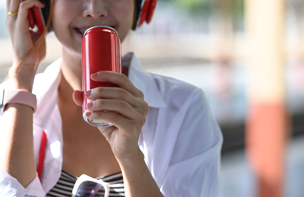 Klant met blikje fris.jpg