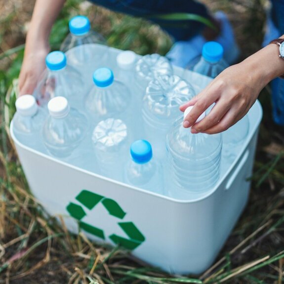 emmer met recycleflessen.jpg