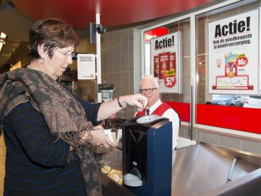 burgemeester_jorritsma_werkbezoek_cashmanagementsysteem_dirk_van_den_broek_almere_resized_site.jpg
