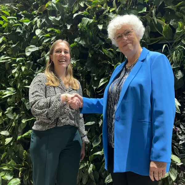 Mirjam Boekestijn en Annie van de Riet.jpg