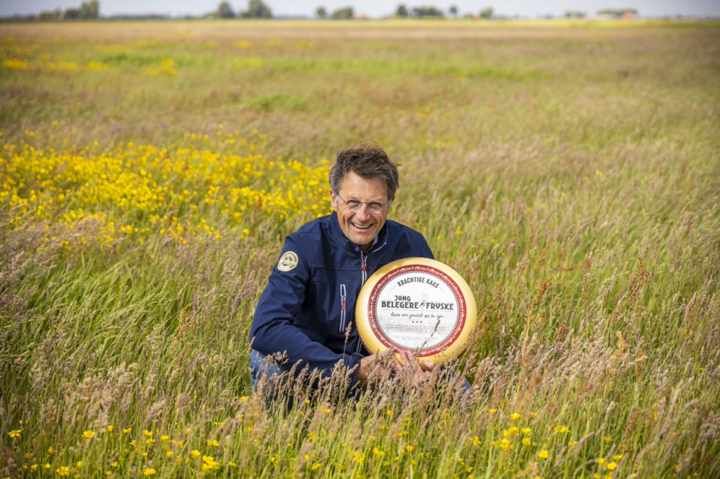 de-fryske-kaas-man-in-weiland-met-kaas-zittend.jpg