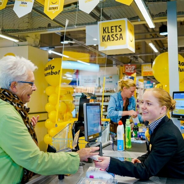 Foto-3-Klanten-maken-een-praatje-bij-de-Kletskassa.jpg