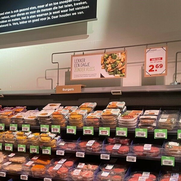 Foto PLUS test vernieuwde schapindeling vers vlees en vleesvervangers in hetzelfde schap.jpg