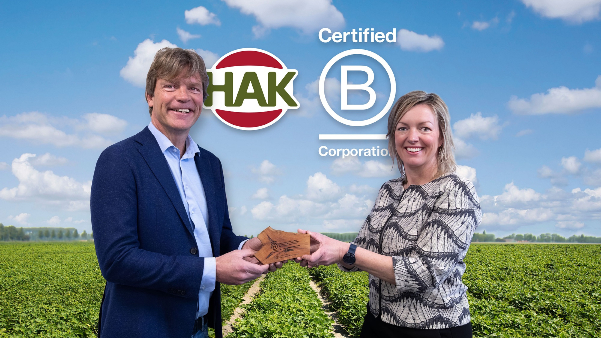 Timo-Hoogeboom-CEO-HAK-neemt-B-Corp-certificering-in-ontvangst-uit-handen-van-Tessa-van-Soest-directeur-van-B-Lab-Benelux.jpg