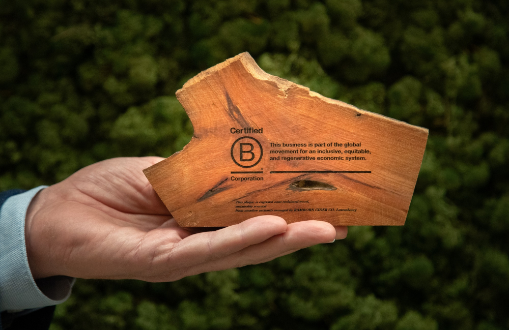 B-Corp-Certificering-in-hand.jpg
