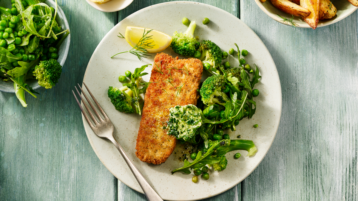 Garden Gourmet_Crispy Fish Fillet_Crispy fried fish fillet with vegetable salad.png