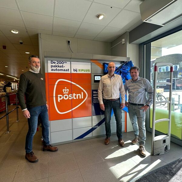Pakketautomaat Gouda opening met personen.jpeg