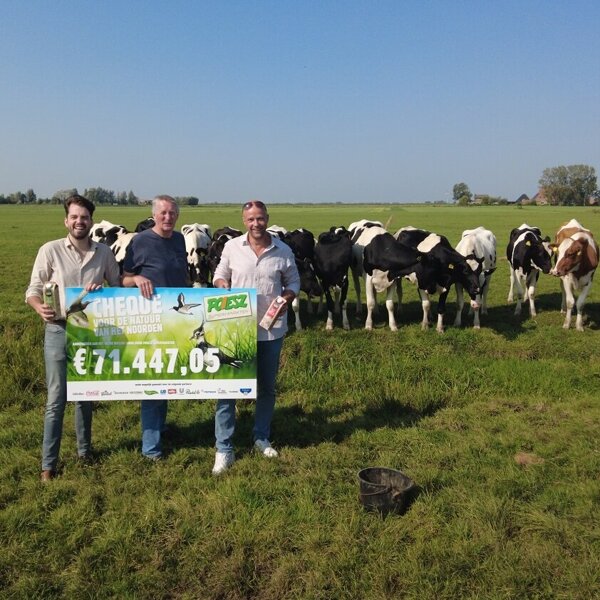 Foto Poiesz doneert €71.44705 aan het Weide Weelde fonds.jpg