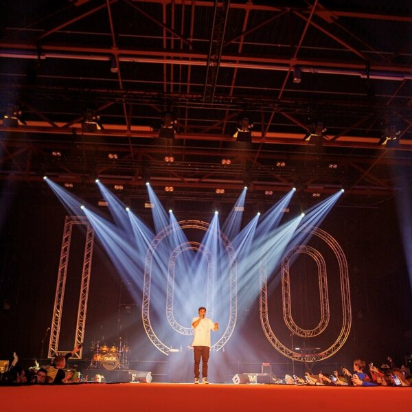 Flemming brengt de sfeer er goed in tijdens het gala ter afsluiting van de 19e Jeugd Sponsor Actie_1.jpg