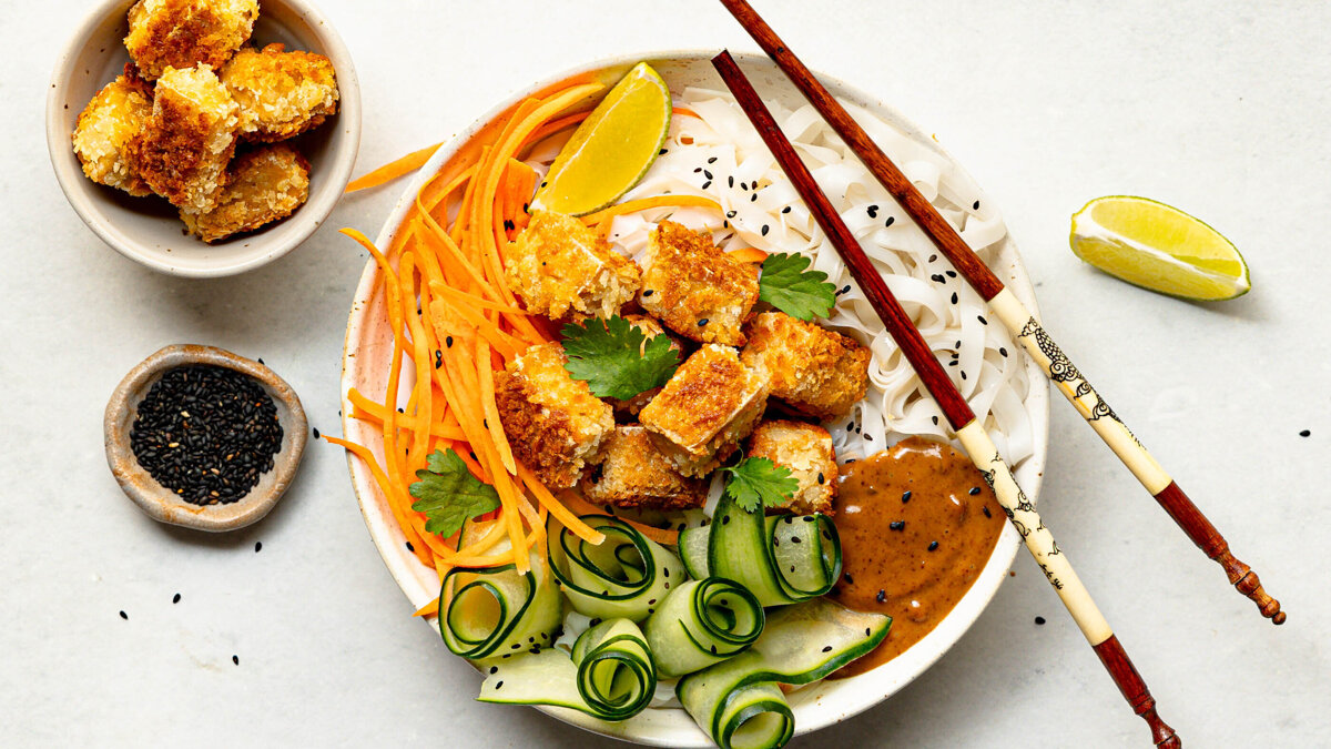 Fotocredit_ De Hippe Vegetariër - Stevige Tofu - Noodlebowl liggend.jpg