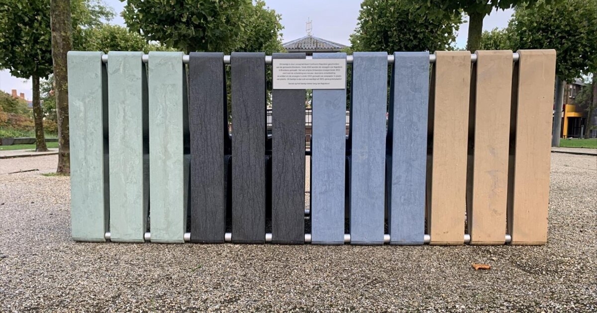 Napoleon schenkt bankje van gerecycled plastic
