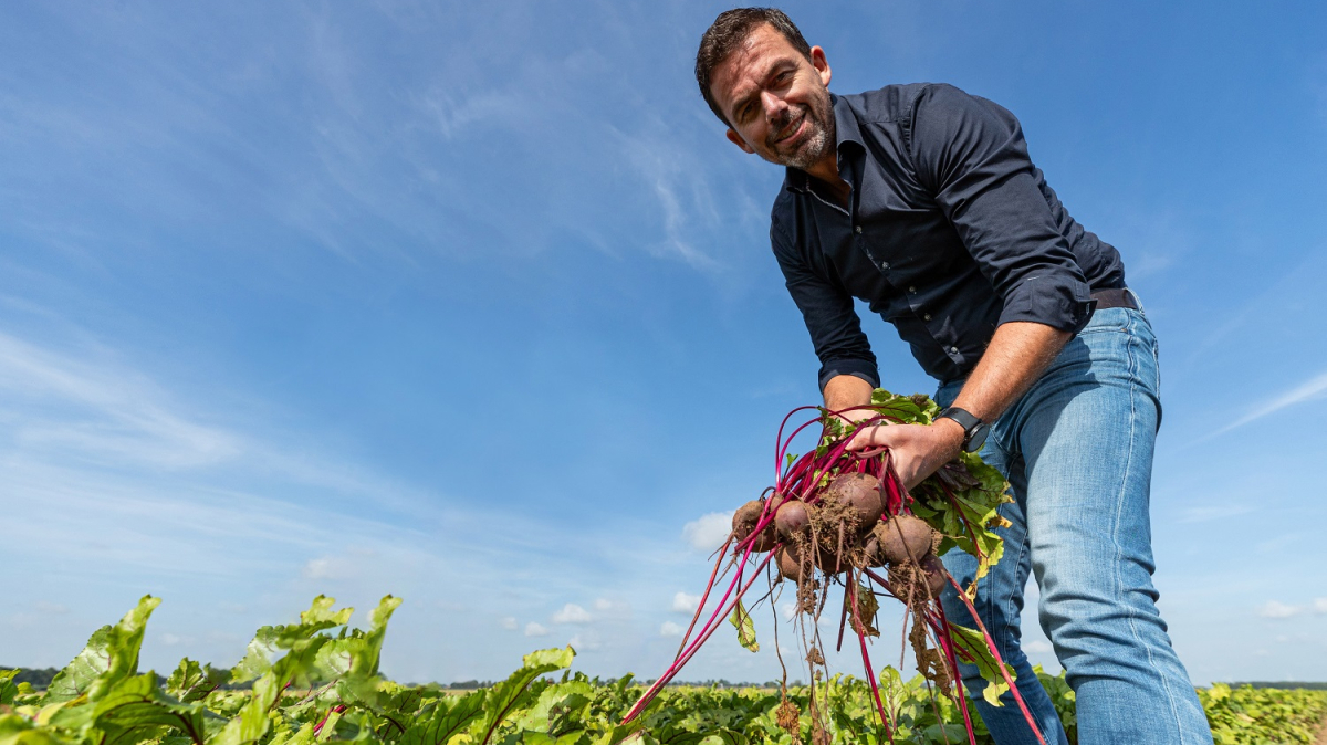 Joachim-Nieuwhoff-Directeur-Inkoop-en-Landbouw-met-biologische-rode-bieten.jpg