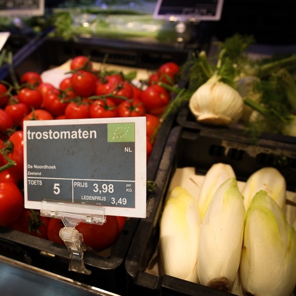 biologische tomaten in het schap keurmerk biologisch.jpg