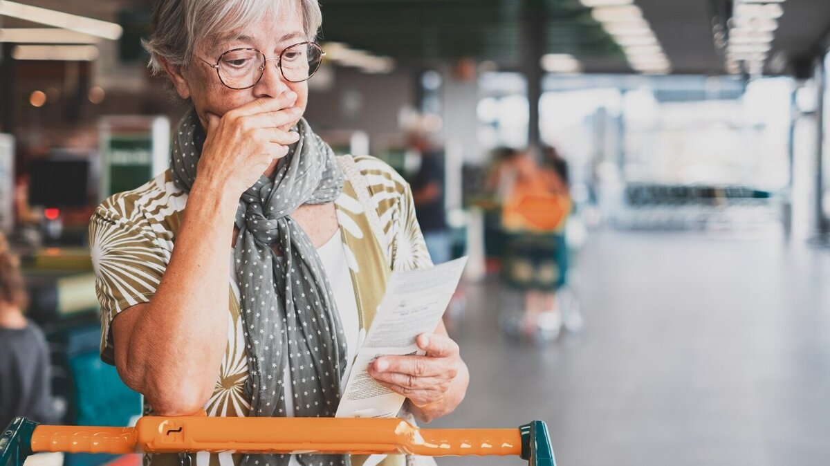 vrouw schrikt van bon inflatie supermarkt winkelen.jpg